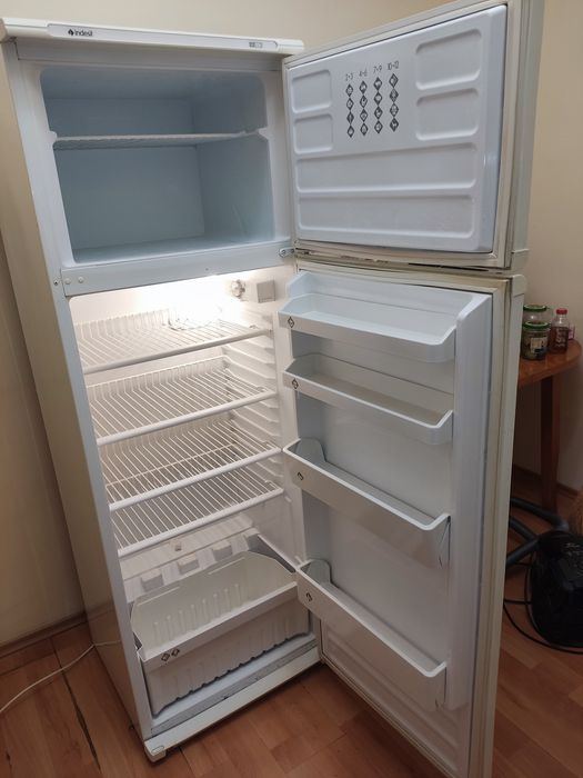Хладилник с горна камера Индезит