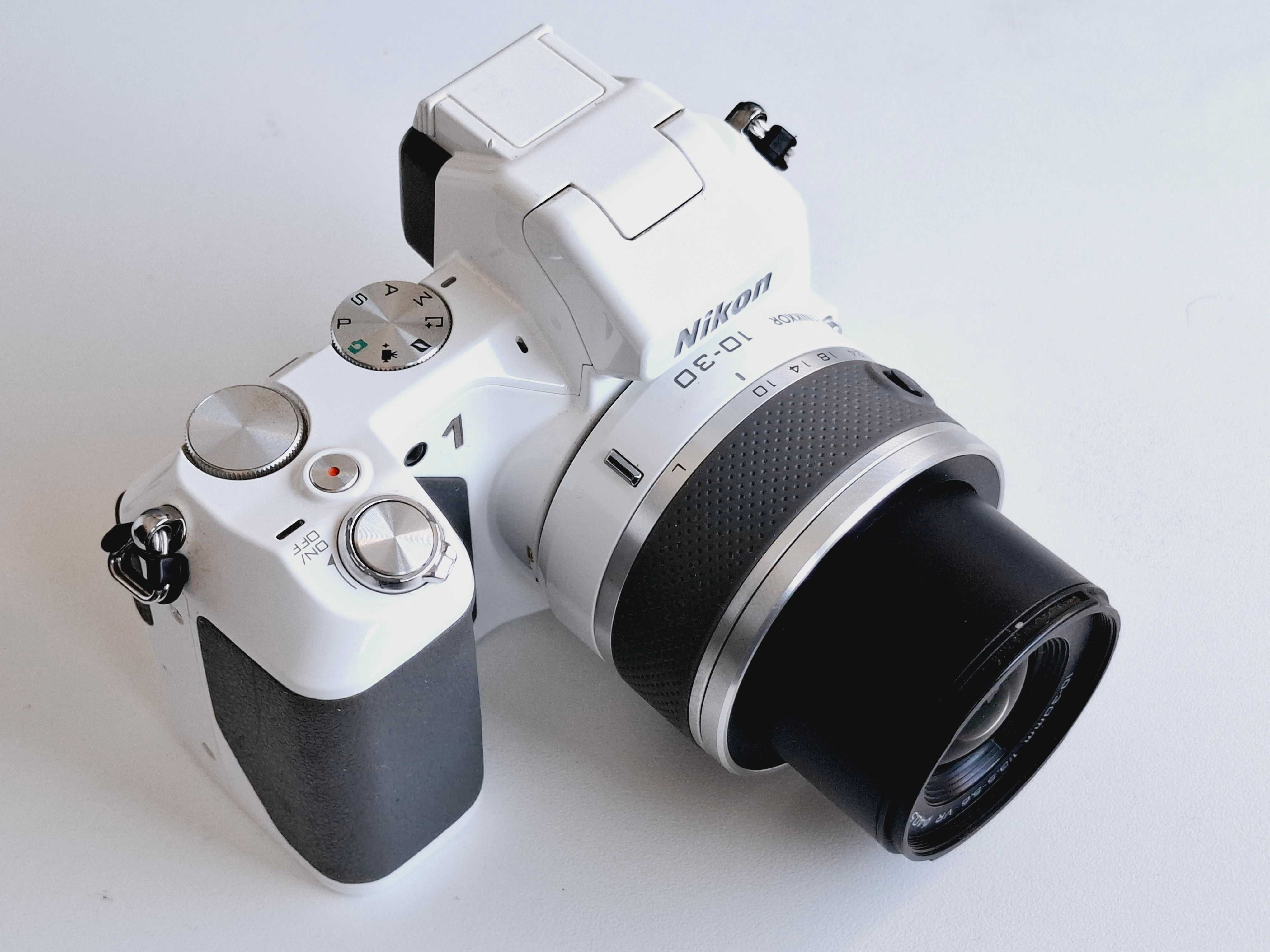 Nikon 1 V2 White Mirrorless Digital Camera + Nikon 10-30mm f3.5-5.6 VR