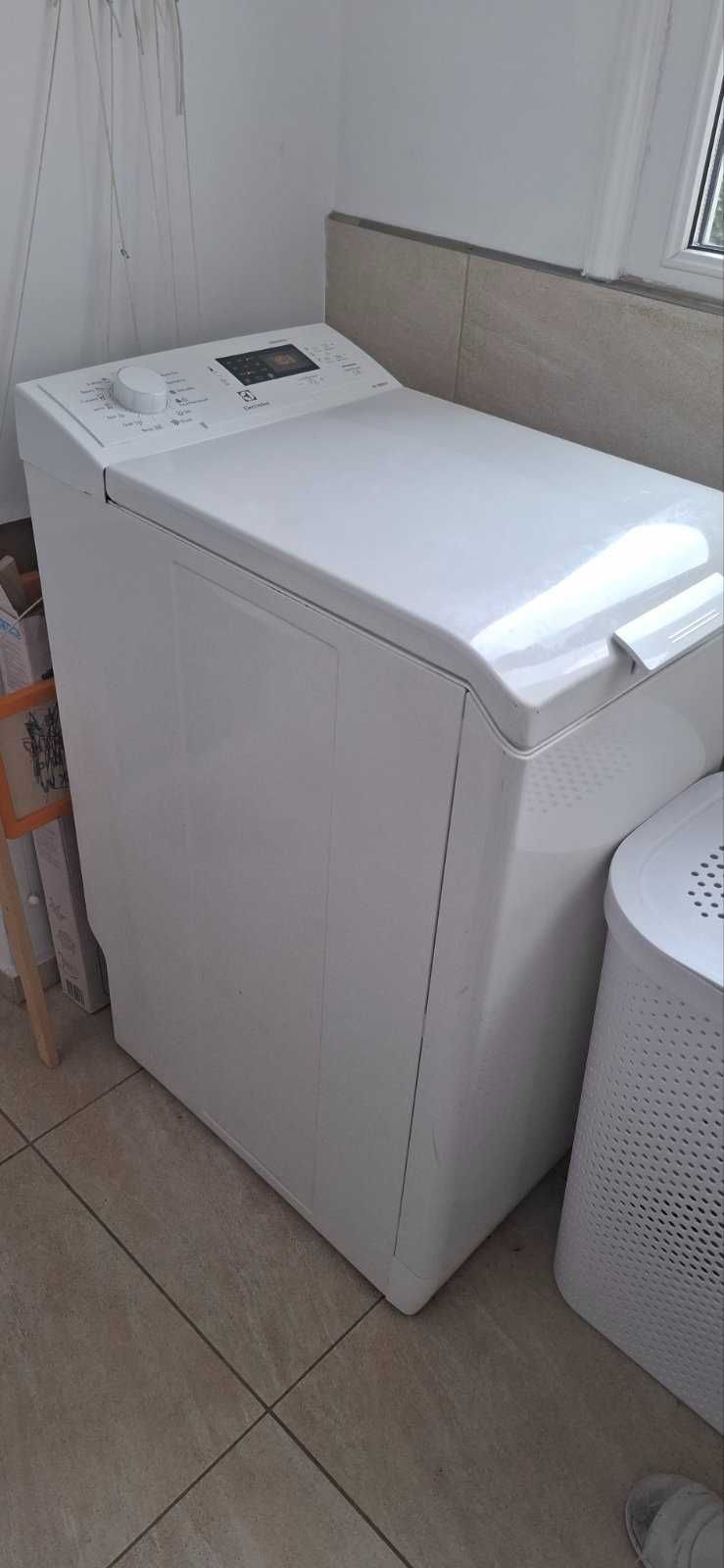 Пералня с вертикално зареждане Electrolux EWT31064TW,1000 об/мин, 6 кг