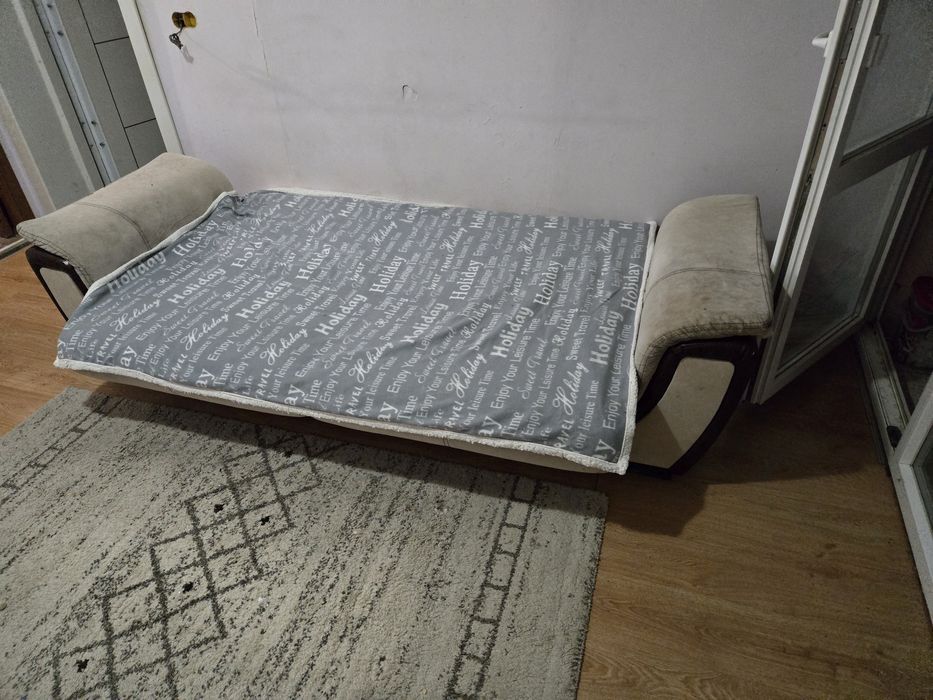 ПОДАРЯВА СЕ. Диван с три места