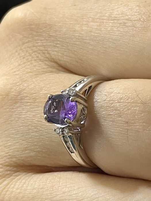 Золотое кольцо с натуральным аметистом и бриллиантами