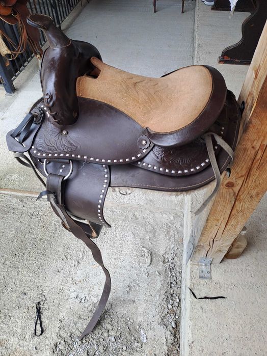 Vând șei western pentru călărie, diferite modele și culori .