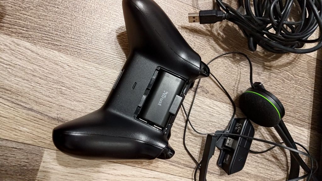 Xbox one + casti+ 1 joystick