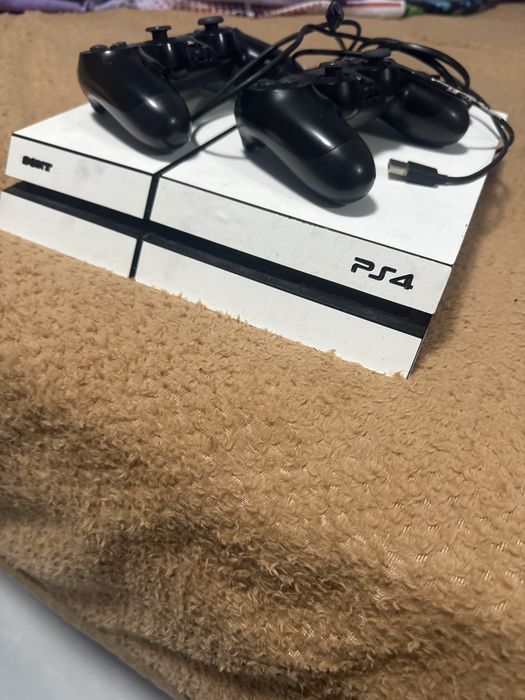 Se vinde urgent ps 4 500 gb