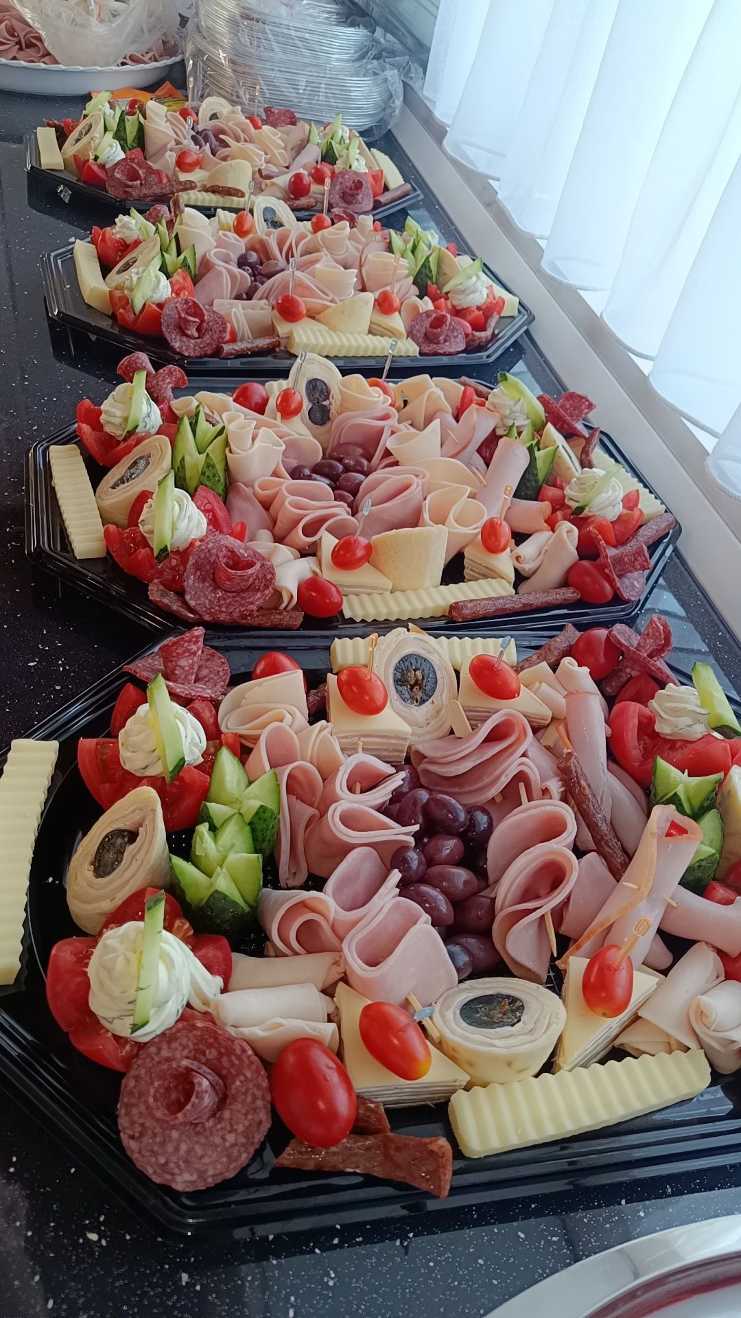 Berbecut la protap, aperitive sarmale,friptura,montaj