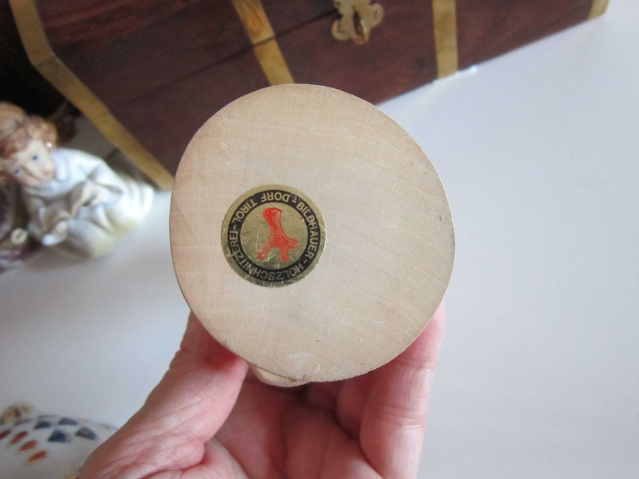 cadou rar Fetita harnica cu struguri handmade lemn 1970 Tirol Alpi