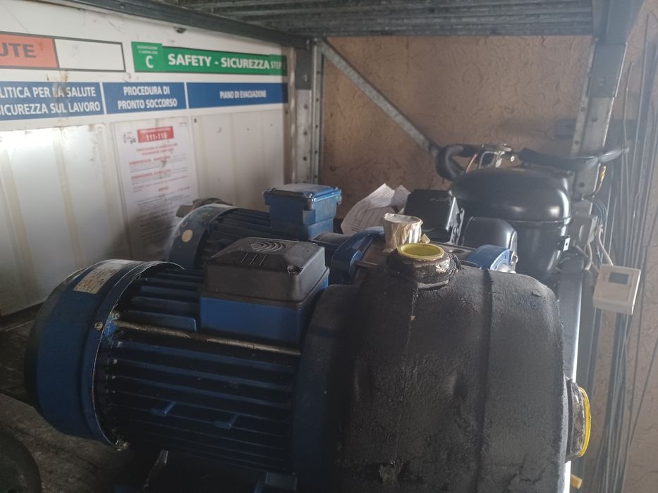 Vând diferite motoare, pompe ,pompe vacuum, macarale