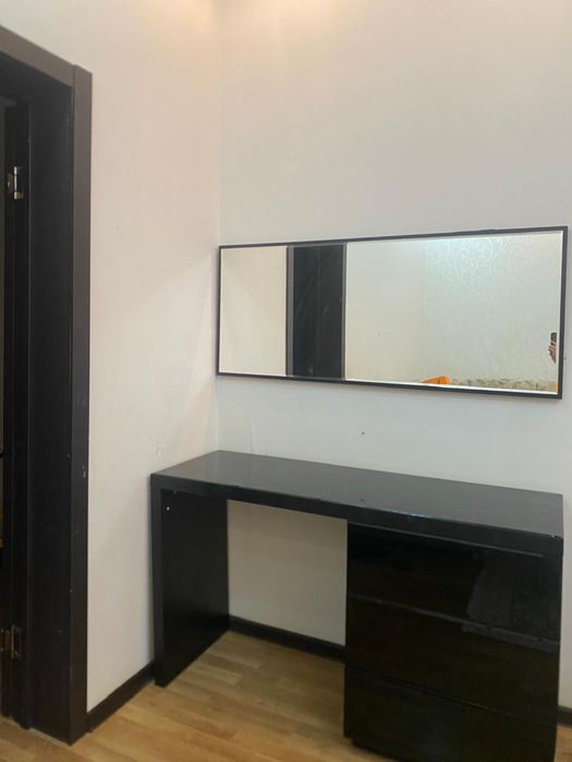 ПродаетсЯ  зеркало с тумбой