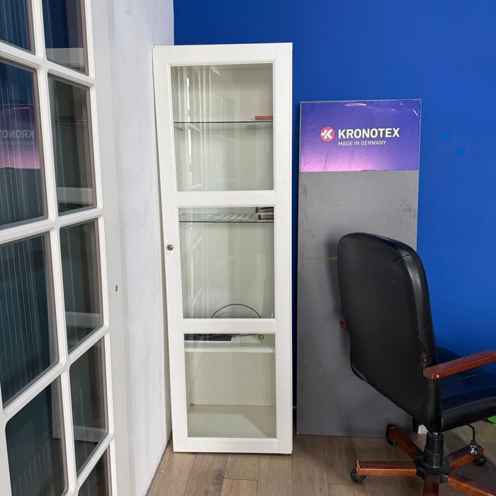 Шкаф-витрина со стеклянными дверцами