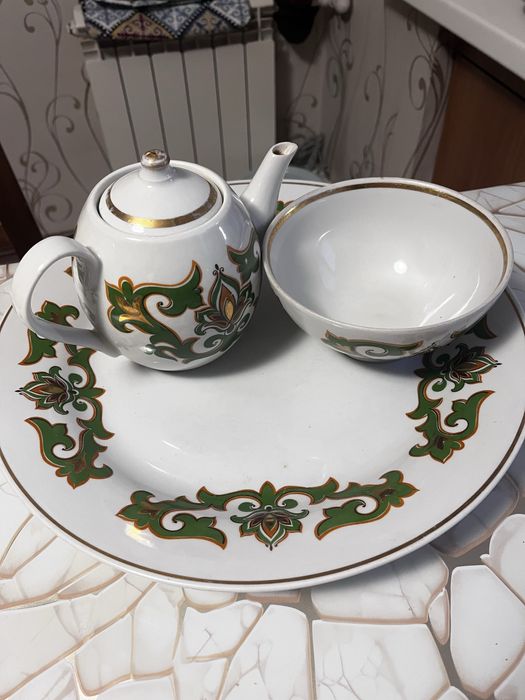 Набор посуды : блюдо, чайник, пиала большая