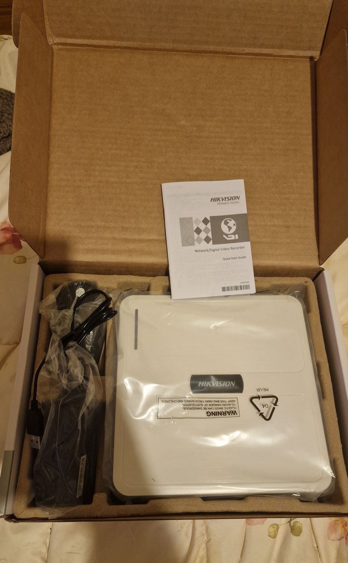 Комплект NVR и 4 броя WIFI камери HIKVISION