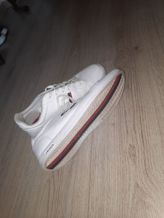 Pantofi Lacoste.