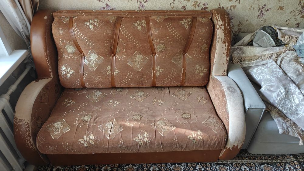 Два больших дивана с внутренними полками