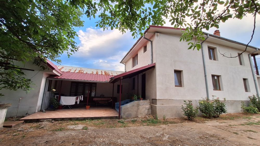 Casa de vânzare costruita din caramida.