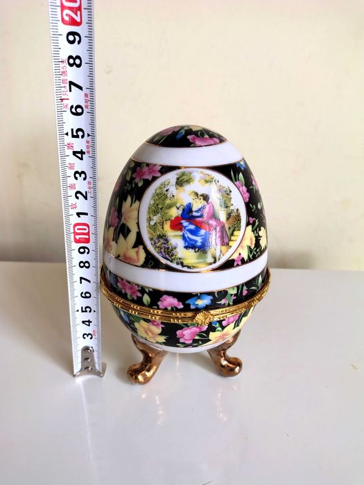 Красиво Порцеланово Яйце-Кутия за Бижута-Лимож