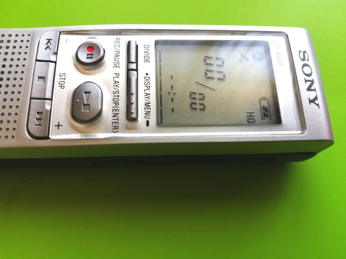 Диктофон ръчен цифров Sony ICD-B3000 памет 64MB, 37часа време за запис