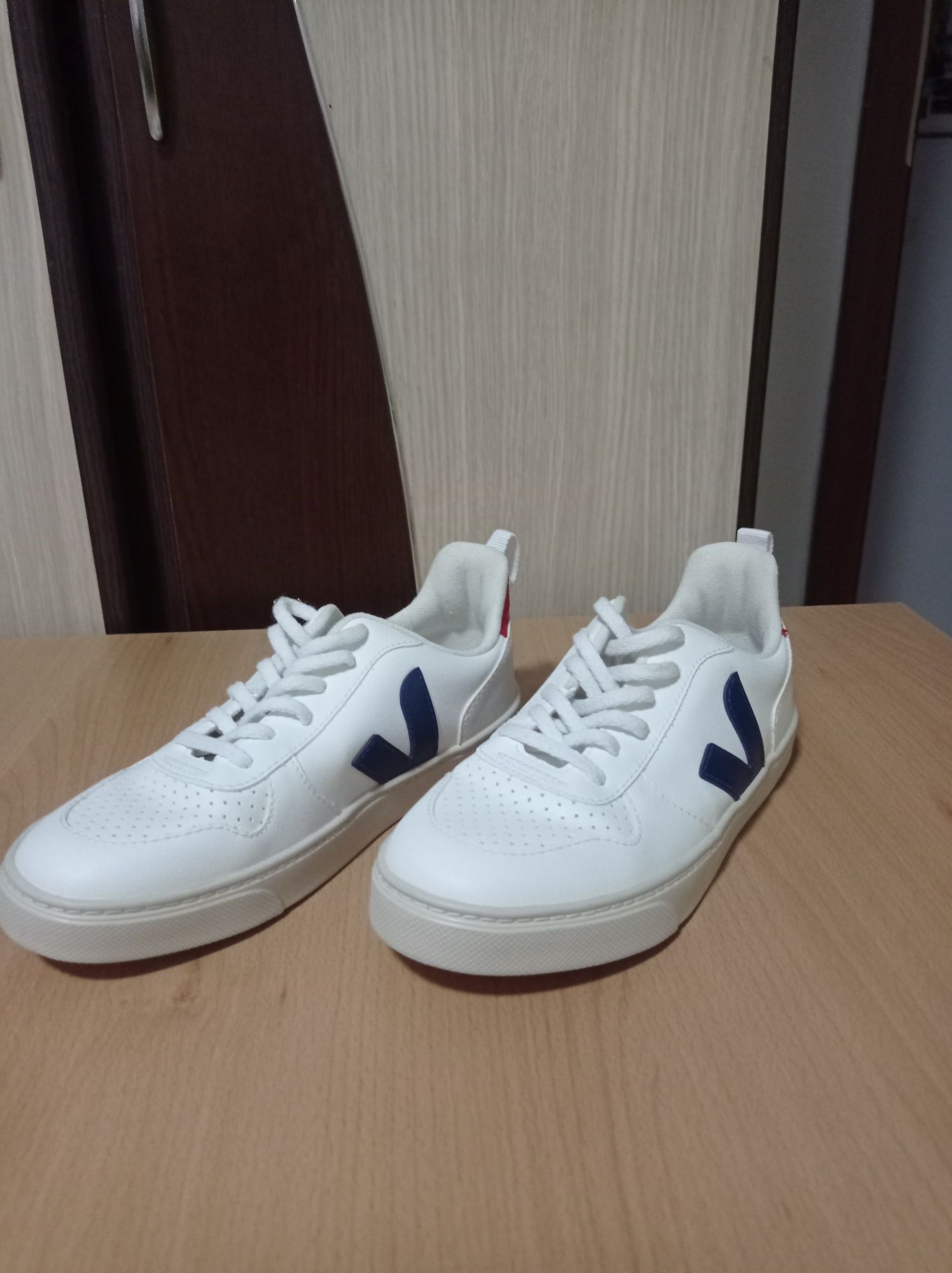 Adidași VeJa KIDS,impecabili, Mărimea 35, Preț - 150 lei .