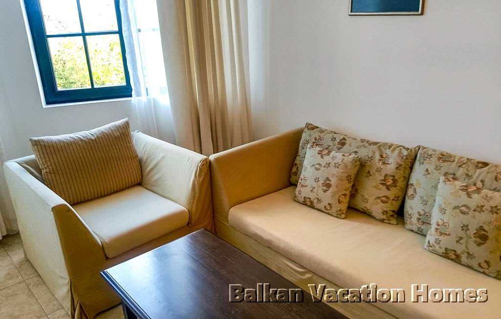 Тристайни апартаменти на първа линия до плажа в Обзор