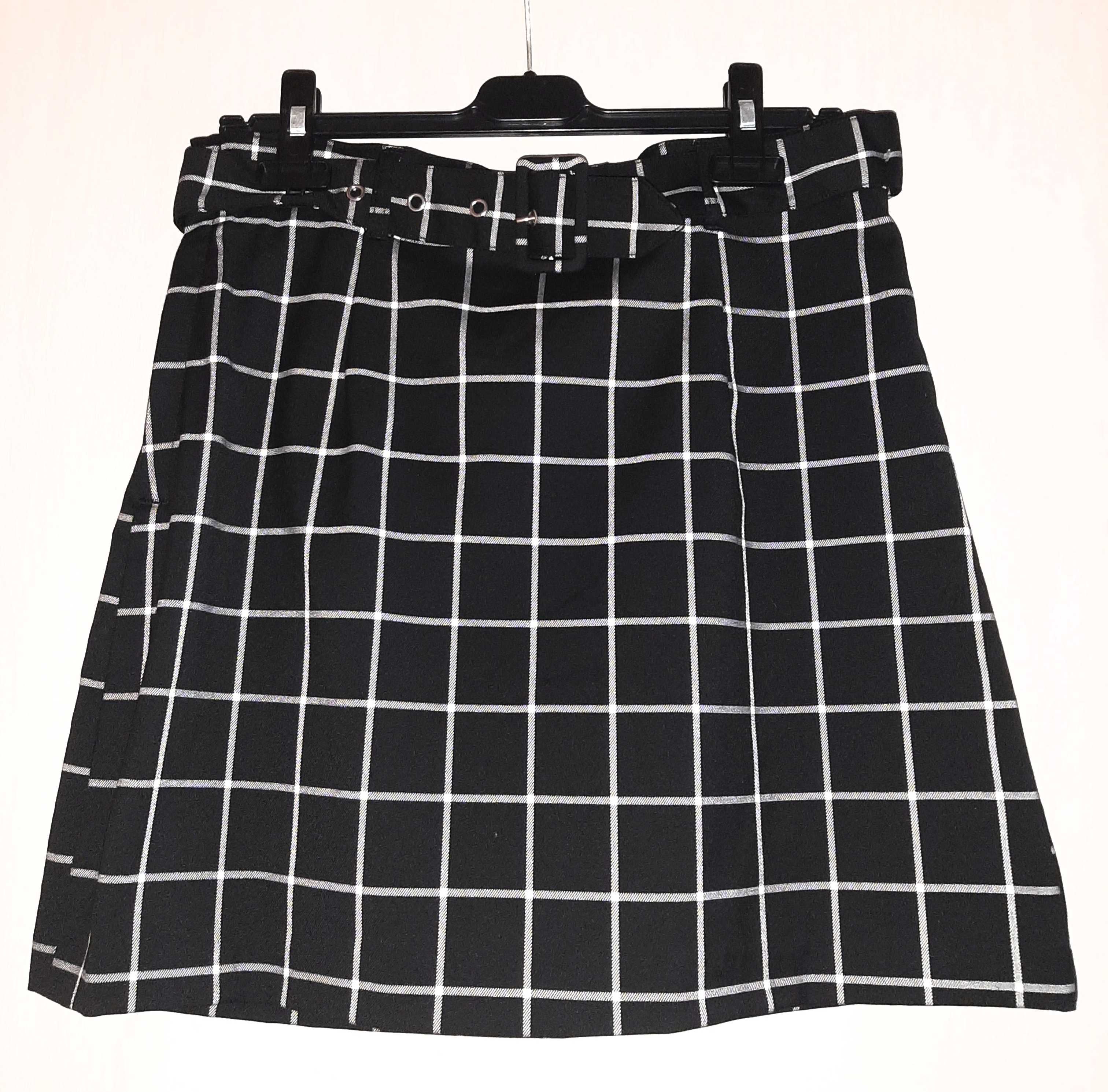Fusta neagra pentru dame, scurta, model cu dungi albe, marimea 40