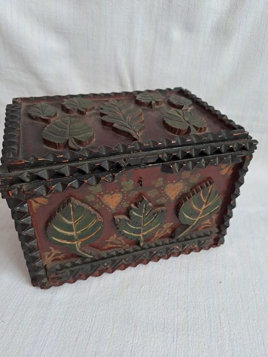 cutie veche lemn detalii tramp art 26/19/18 cm