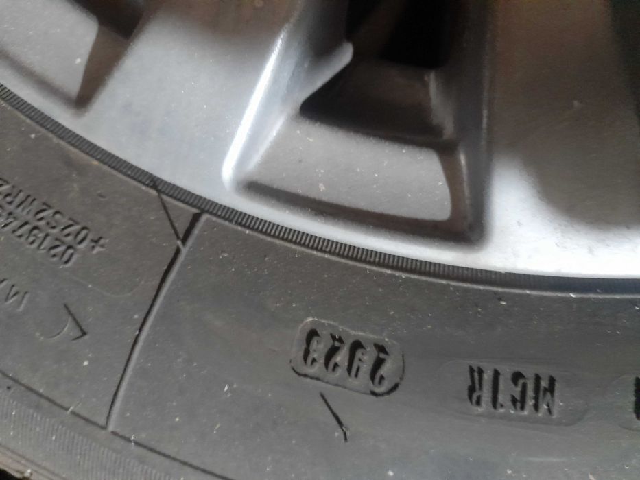 Vind 4cauciucuri 185/65/15 in 4 prezoanede iarna cu janta tabla  aliaj