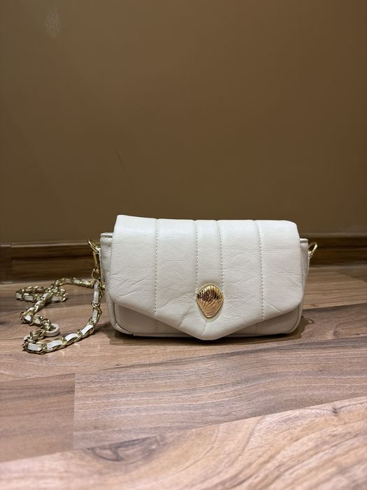 Малка бяла чанта през рамо