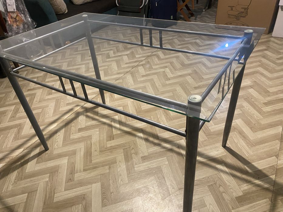 Стол обеденный стекляный! В хорошем состоянии!