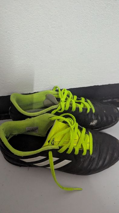 Ghete de fotbal sintetic