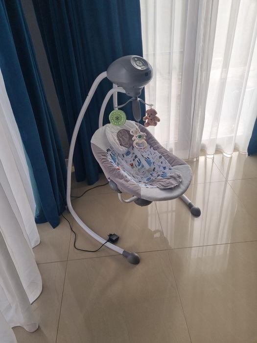 Balansoar electric pentru bebeluși – confortabil, silențios și ușor de