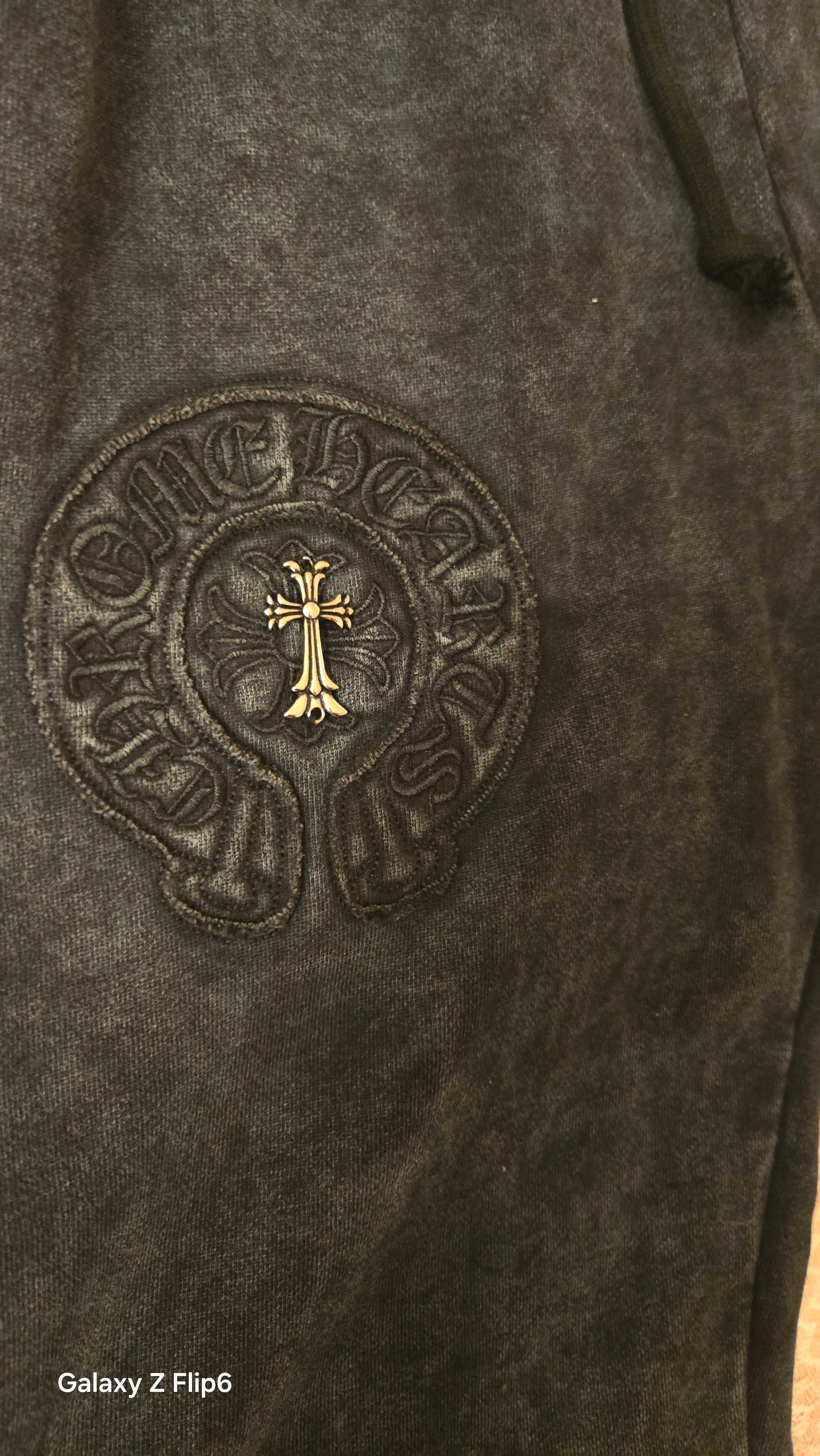 Продавам панталон на chrome hearts