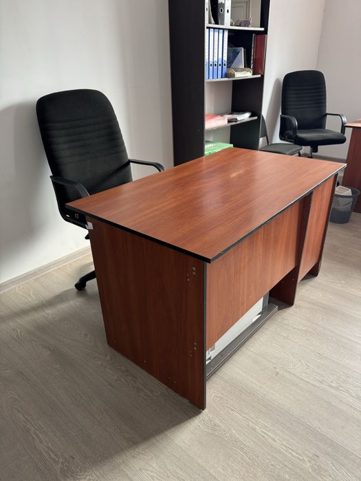 Офисная мебель столы, стулья, шкаф