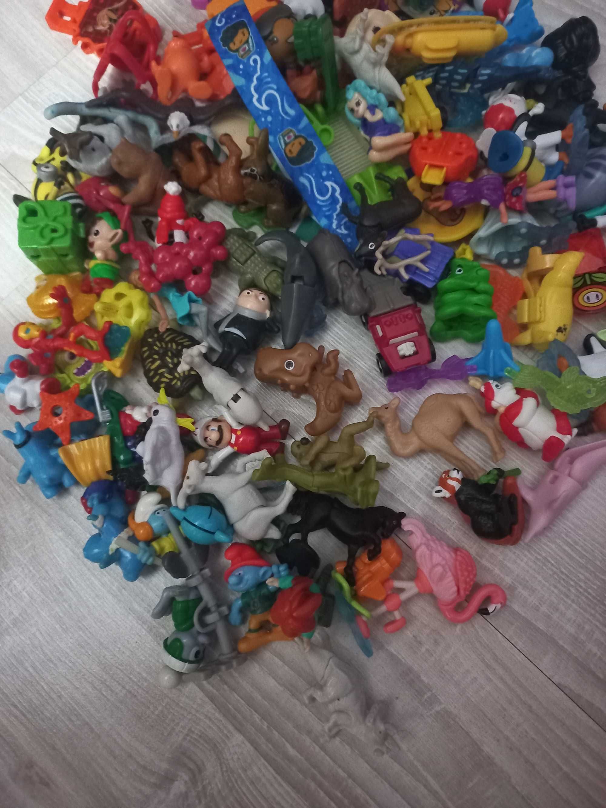 100 figurine oua Kinder