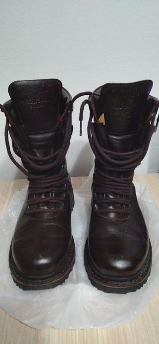 Vând bocanci militari