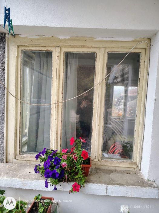 Продавам стара дограма, прозорци и врати, 30 лв, и 70 лв.
