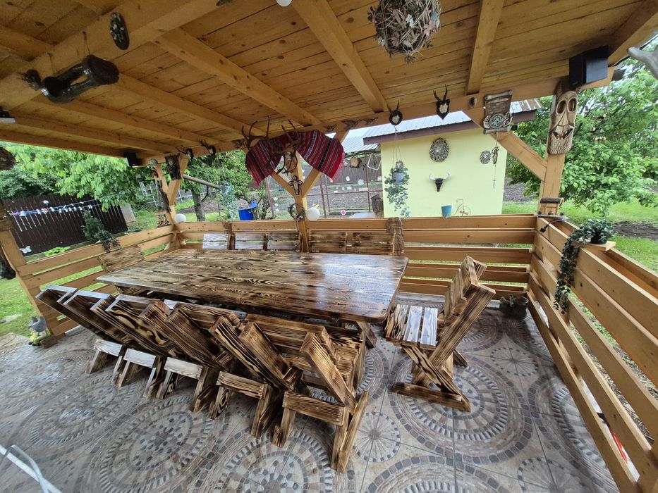 Masa cu scaune la comanda