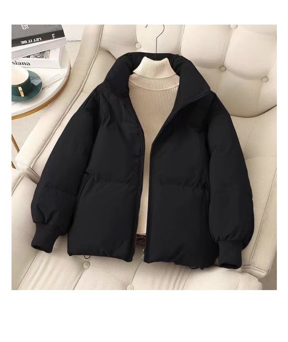 Новый куртка киілмеген этикеткасымен тұр