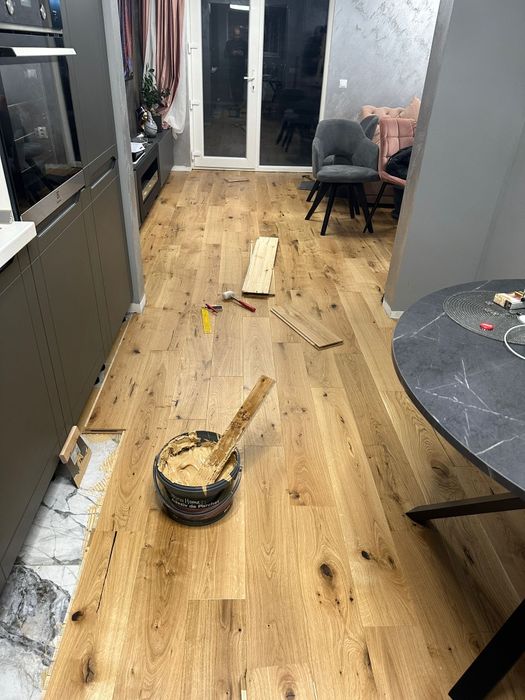 Echipa de montaj parchet