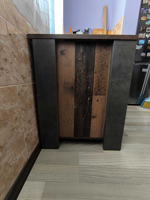 Бюро с едно чекмедже.