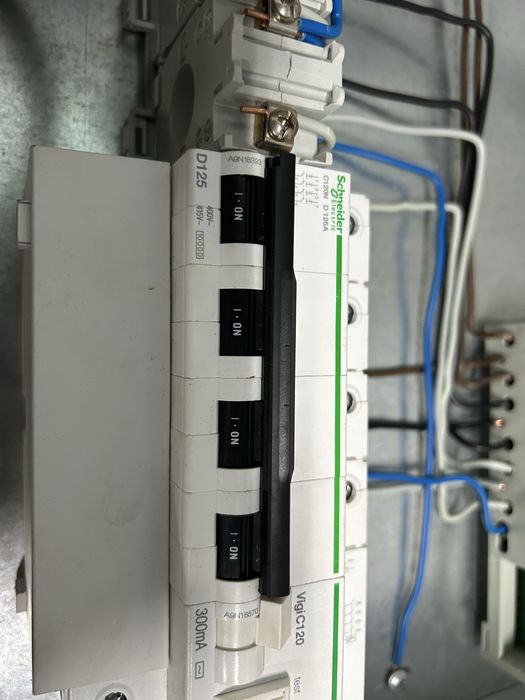 Продавам C120H - автоматичен прекъсвач - 4P - 125A - D