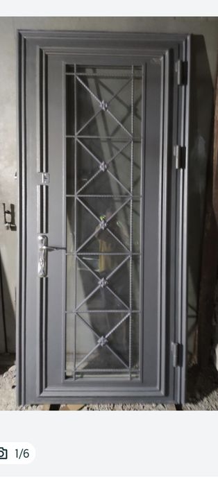 Железная дверь со стеклопакетом кованная