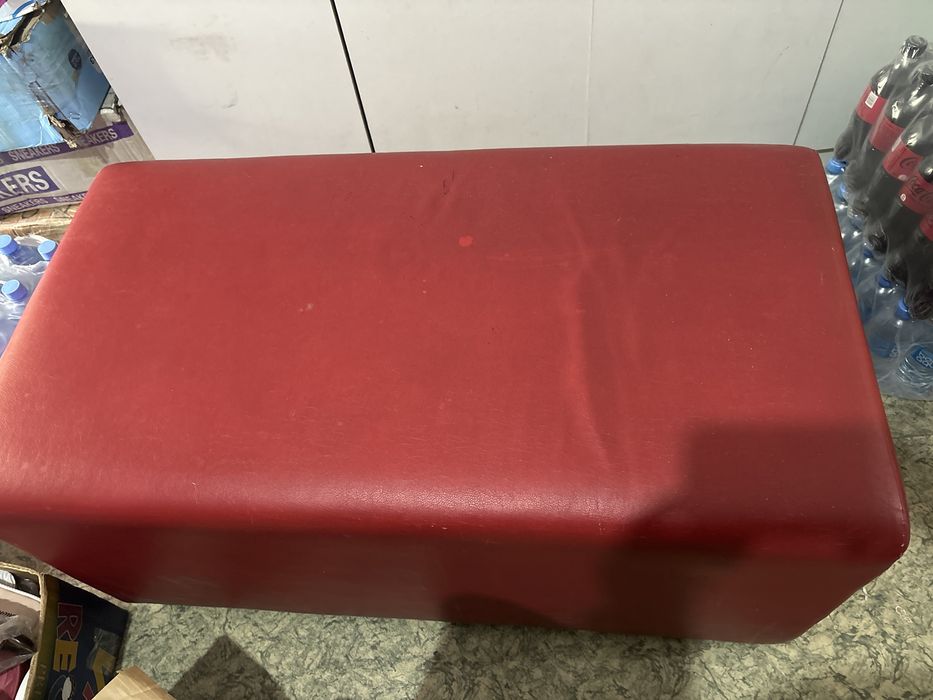 Продам пуфик 2 штук красного цвета