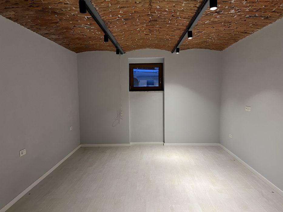 Vand apartament 2 camere cu spatiu comercial