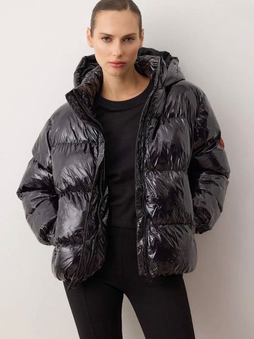 Черно лъскаво яке с качулка