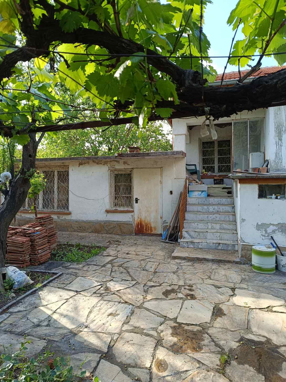 Продавам къща с двор