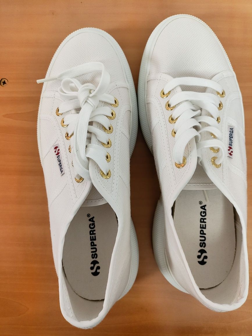 Нови италиански сникърси Superga