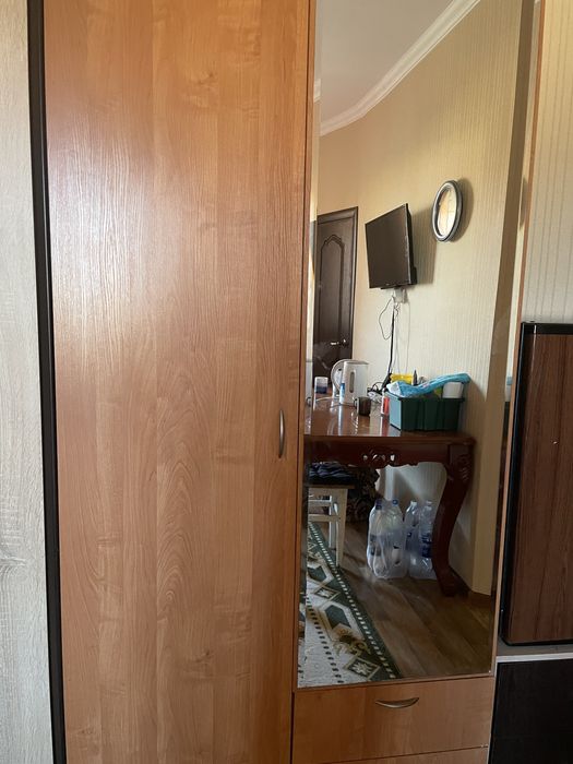 Продам шкаф для вещей с зеркалом