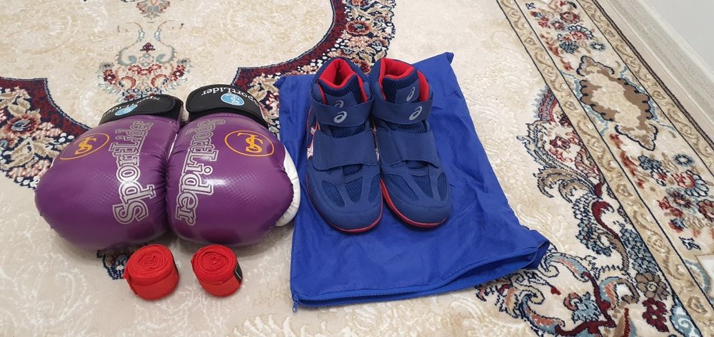 Продам боксерский перчатки и обувь