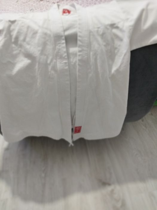 Vând costum karate