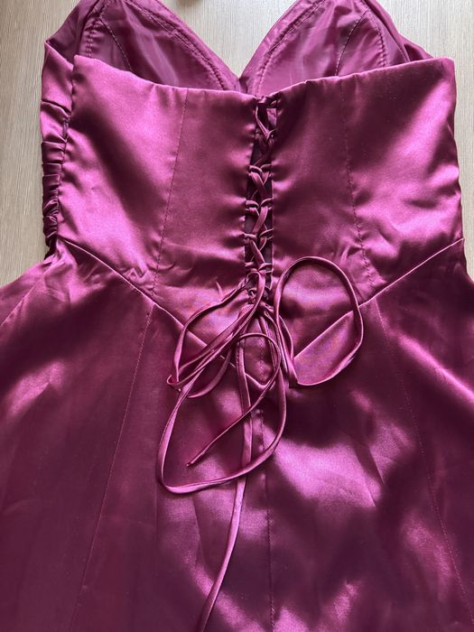 Официална сатенена рокля с гол гръб