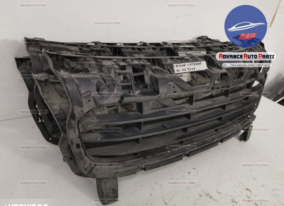Оригинална централна решетка в добро състояние Порше Каен / Porsche Ca
